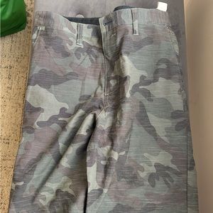 Men’s Camo Billabong Board Shorts Size 33